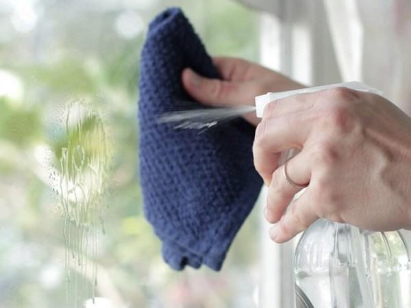 Cách Lau Cửa Kính Sạch Mẹo Vặt Hiệu Quả Cho Những Cánh Cửa Sáng Bóng